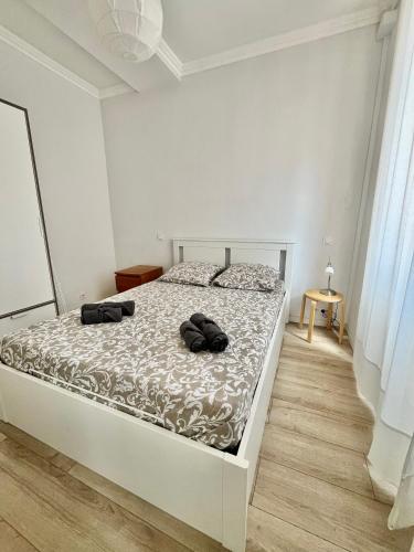 - une chambre avec un lit doté de 2 sacs noirs dans l'établissement Center 2 min walk to beach quiet sunny balcony, à Nice