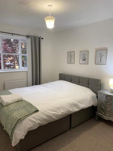 Giường trong phòng chung tại london 14 shaw road se22 8dp