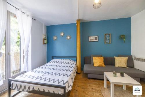 une petite pièce avec un lit et un canapé dans l'établissement Lescapade Hospitalière, à La Tronche