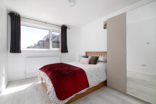 Postel nebo postele na pokoji v ubytování A Stunning Flat in London, Gants Hill