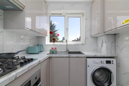 Kuchyň nebo kuchyňský kout v ubytování A Stunning Flat in London, Gants Hill