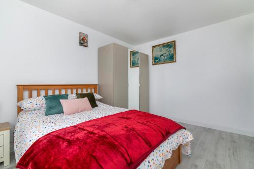 Postel nebo postele na pokoji v ubytování A Stunning Flat in London, Gants Hill