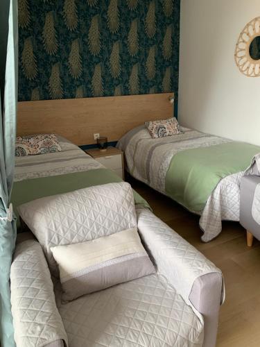 un salon avec deux lits et un canapé dans l'établissement Superbe T 1 Greoux les Bains, à Gréoux-les-Bains