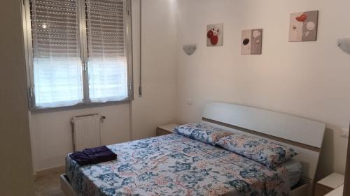 un dormitorio con una cama y una ventana en Vince & Rita's home, en Sestri Levante