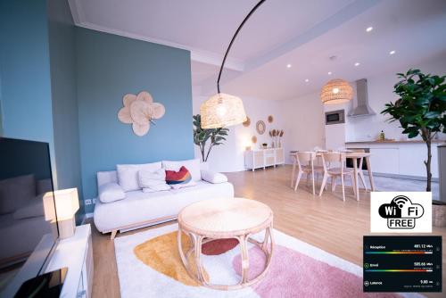 un salon avec un canapé blanc et une table dans l'établissement La Vue Royale - Face au château - WiFi - 4 personnes, à Pau