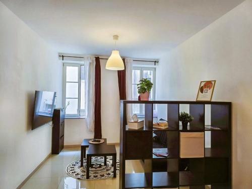 un salon avec une étagère et une fenêtre dans l'établissement Le Cinq, à Metz