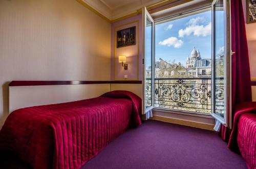 Un pat sau paturi într-o cameră la Avenir Hotel Montmartre