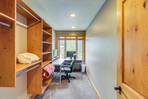 Χώρος καθιστικού στο Pet-Friendly Columbia Falls Home with Gas Grill!