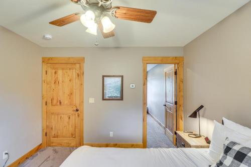 Ένα ή περισσότερα κρεβάτια σε δωμάτιο στο Pet-Friendly Columbia Falls Home with Gas Grill!