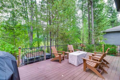 Κήπος έξω από το Pet-Friendly Columbia Falls Home with Gas Grill!