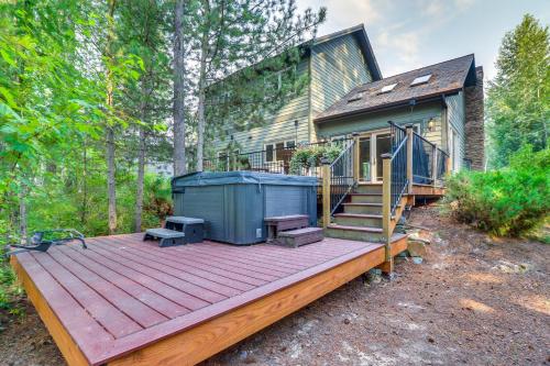 Κήπος έξω από το Pet-Friendly Columbia Falls Home with Gas Grill!