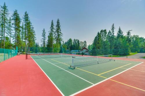 Εγκαταστάσεις για τένις ή/και σκουός στο Pet-Friendly Columbia Falls Home with Gas Grill! ή εκεί κοντά