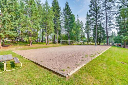 Κήπος έξω από το Pet-Friendly Columbia Falls Home with Gas Grill!