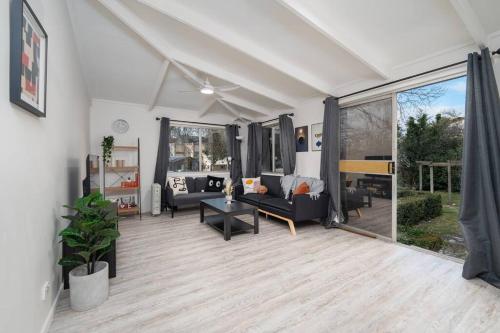 Χώρος καθιστικού στο Popular Central Location King Bed The Repose