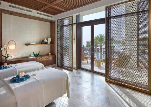Ένα ή περισσότερα κρεβάτια σε δωμάτιο στο Mandarin Oriental, Muscat
