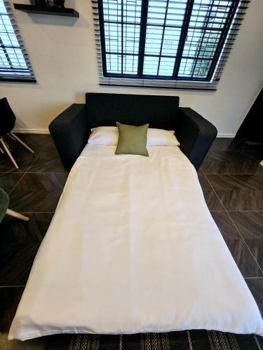Postel nebo postele na pokoji v ubytování Hampton Collection Avenues - Urban 4 Sleeper Apartment