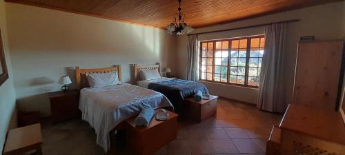 Giường trong phòng chung tại Ivy Cottage on Random Rocks Farm