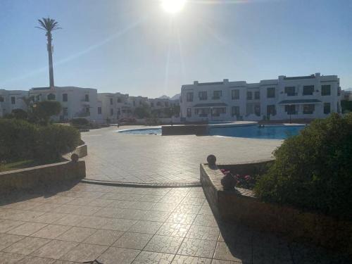 dziedziniec z basenem i niektóre budynki w obiekcie Sharm El Sheikh Naama Bay Sun shine Resort w Szarm el-Szejk
