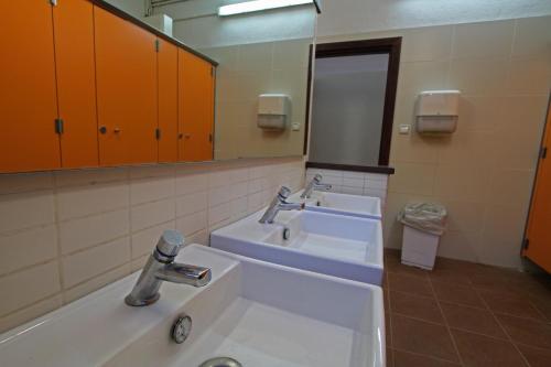 a bathroom with two sinks and a large mirror at El Xalió in Sant Miquel de Campmajor