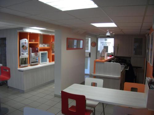 Cuisine ou kitchenette dans l'établissement Premiere Classe Bayonne