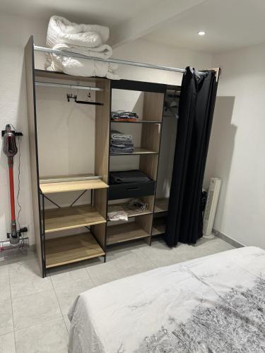 - une chambre avec des lits superposés et un placard dans l'établissement Maison 47m2 à 800 m de la plage, à Saint-Raphaël