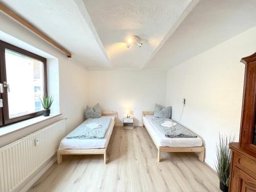 a room with two beds and a window at I Apartment 14 Personen - Monteurzimmer - Ferienwohnung, Großköllnbach I in Pilsting