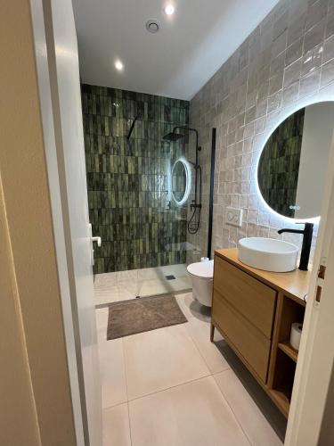 une salle de bain avec une douche, un lavabo et des toilettes dans l'établissement Le Cocon du Vieux Port - Studio neuf tout confort en plein centre ville - Place aux Huiles, à Marseille