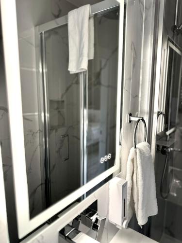 a bathroom with a mirror and a sink at NOX Richmond in Richmond