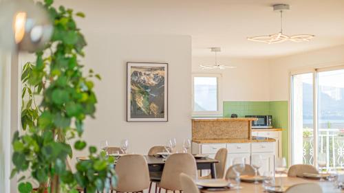 une salle à manger avec une table et des chaises dans l'établissement Villa Panoramique - Lac du Bourget, à Bourdeau