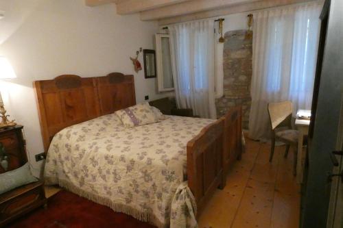 a bedroom with a bed and a table and a chair at Casa Di Campagna Castello B&B in Sarcedo