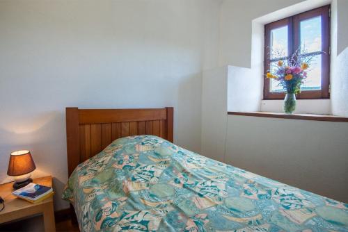 Gîte Gîte 4/6 personnes à Malboscにあるベッド