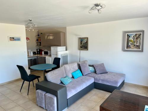 un salon avec un canapé et une table dans l'établissement Ty Koad, à Lanmodez