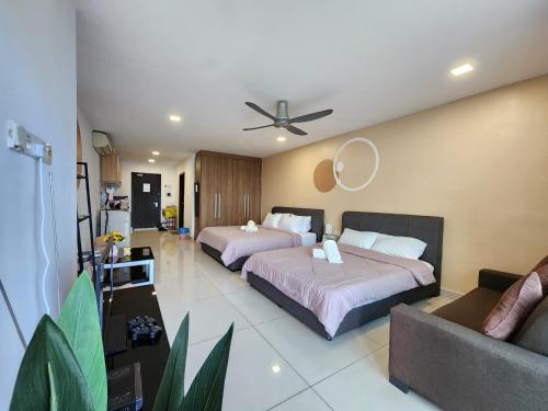 Giường trong phòng chung tại KSL City Mall Desplanade Residence