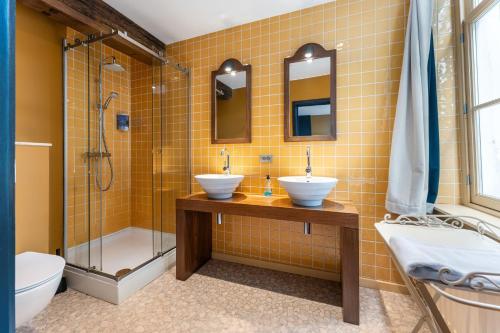 Ένα μπάνιο στο Lake Suites