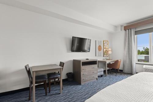 TV a/nebo společenská místnost v ubytování Holiday Inn Gonzales by IHG