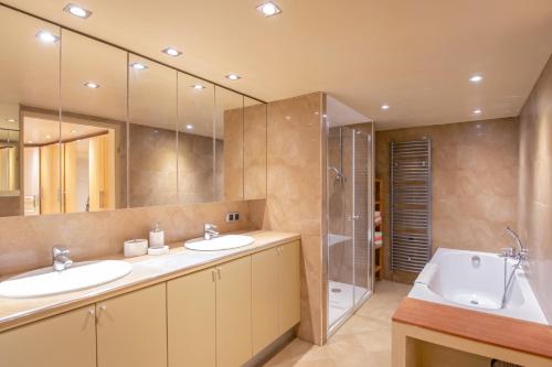 une salle de bain avec deux lavabos et une douche dans l'établissement Villa Les Etoiles by Villa Plus, à Lorgues