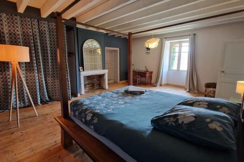 une chambre avec un grand lit dans une pièce dans l'établissement Logis de la Clé des Champs Immense Piscine Calme verdoyant, à Jurignac