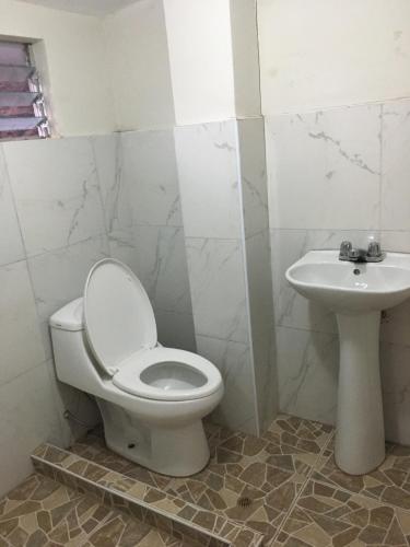 un baño con inodoro y lavabo en Casa de montaña - Fundo Vilcar, en San Salvador