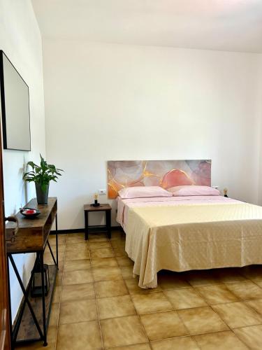 a bedroom with a bed and a table at 18 23 Locazione Turistica in Ca Tiepolo
