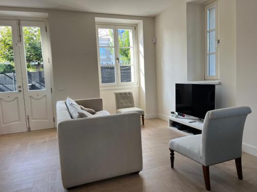 a living room with a couch and chairs and a tv at Espectacular casa en Salinas by BeBalmy in Salinas