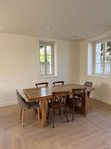 a dining room with a wooden table and chairs at Espectacular casa en Salinas by BeBalmy in Salinas