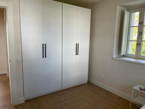 a room with white cabinets and a window at Espectacular casa en Salinas by BeBalmy in Salinas