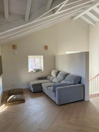 a living room with a gray couch in a room at Espectacular casa en Salinas by BeBalmy in Salinas