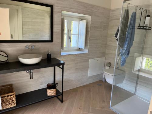 a bathroom with a sink and a mirror and a toilet at Espectacular casa en Salinas by BeBalmy in Salinas