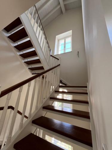 a staircase in a house with wooden floors and a window at Espectacular casa en Salinas by BeBalmy in Salinas