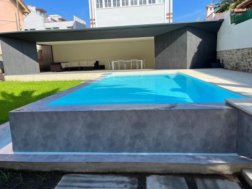 a swimming pool in the backyard of a house at Espectacular casa en Salinas by BeBalmy in Salinas