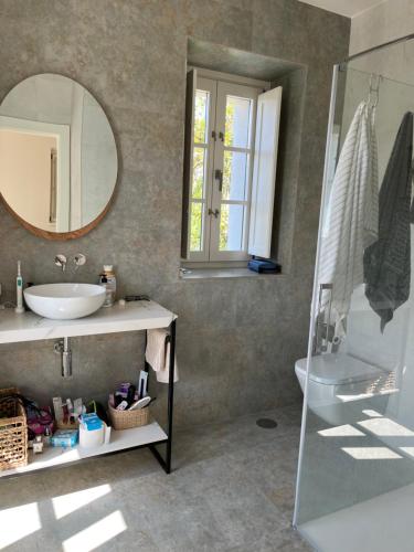 a bathroom with a sink and a mirror at Espectacular casa en Salinas by BeBalmy in Salinas