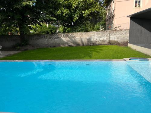 a large blue swimming pool next to a yard at Espectacular casa en Salinas by BeBalmy in Salinas