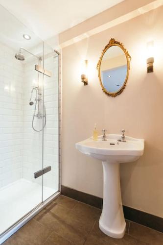 Bilik mandi di Archway 2 Cosy, En-suite Retreat