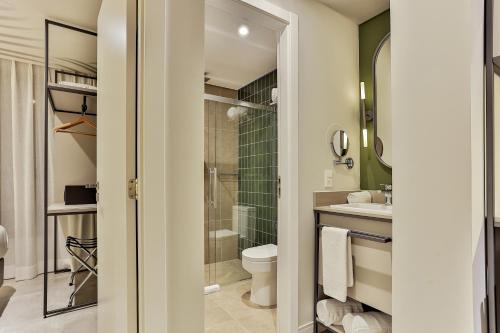 a bathroom with a toilet and a sink at Brava Mundo Hotel Boutique OFICIAL in Itajaí